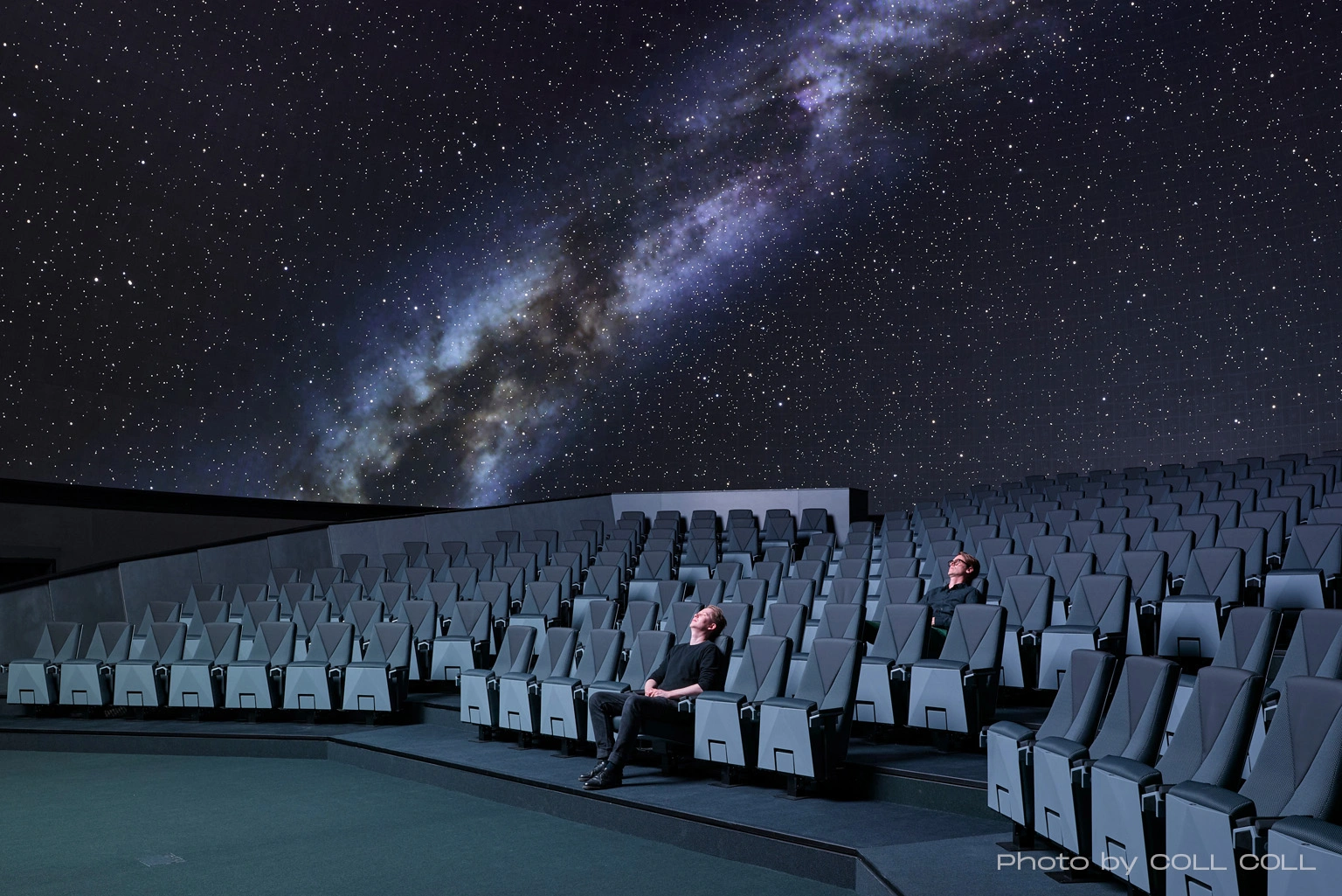 viewers_in_dome_CollColl_Planetarium_Praha10203.webp